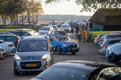 Ede waarschuwt: parkeer niet in de berm bij de Ginkelse heide want hulpdiensten kunnen er niet door..