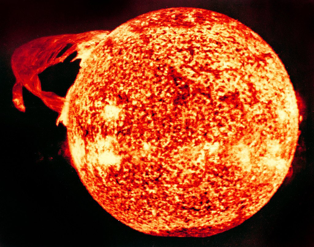 4/ Another amazing phenomenon of complexity that naturally emerges in stars: Prominences! These are great loops of plasma following magnetic field lines that exist around the star. Put enough mass together so fusion begins, and this is one of the things that just happen 