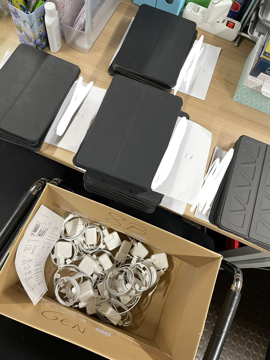 Seb_678's tweet image. #Distanzunterricht ist auch, mittwochs #ipadsprechstunde einzuberaumen und Geräte zu rebooten und übrige Geräte auszuteilen 🤓 #nrwedu #ipad #twlz