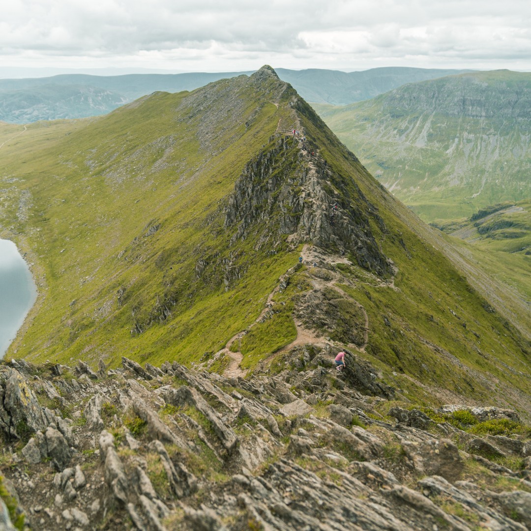 KingfisherVG's tweet photo. Wednesday walks ⛰️
The Lake District’s Hellvellyn was rated number one on @ITV’s Britain’s Favourite Walks: Top 100 🏆
Have you taken on this monstrous mountain? 😱
📸Rowell Heria/Unsplash
#Hellvellyn #UKTravel #LakeDistrict https://t.co/dLNBGK9oUd