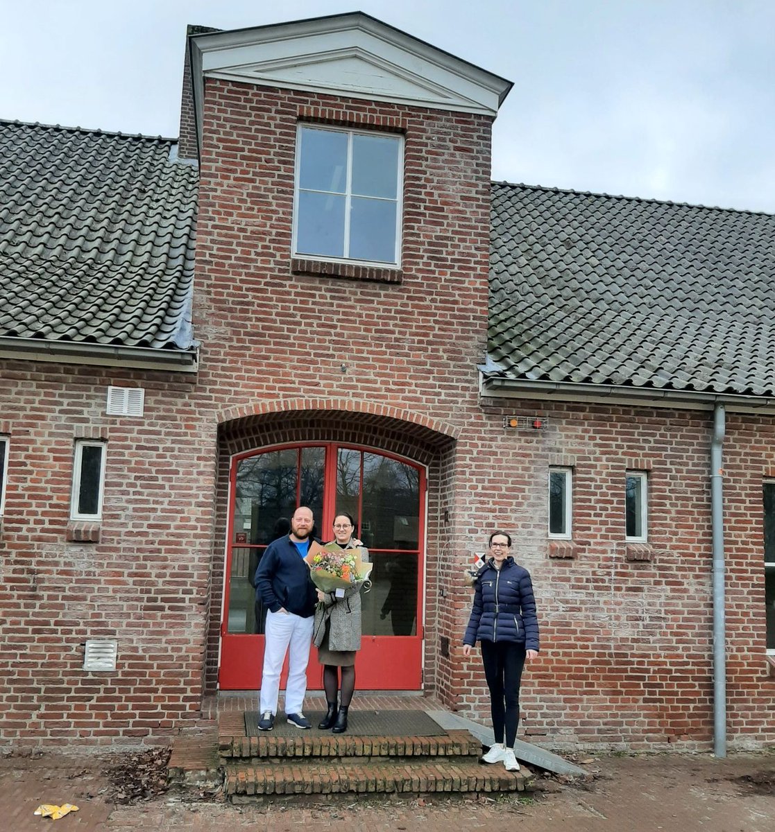 #Gemeentelijkmonument | Op 4 januari heeft de gemeente de sleutels van de Servatiusstraat 4a te Vessem overhandigd aan de nieuwe huurder. 🗝 Dit prachtige, gemeentelijke monument uit 1952 is vanaf nu verhuurd aan Mondzorgcentrum De Tandmeester. Lees meer: bit.ly/3nD0r1S