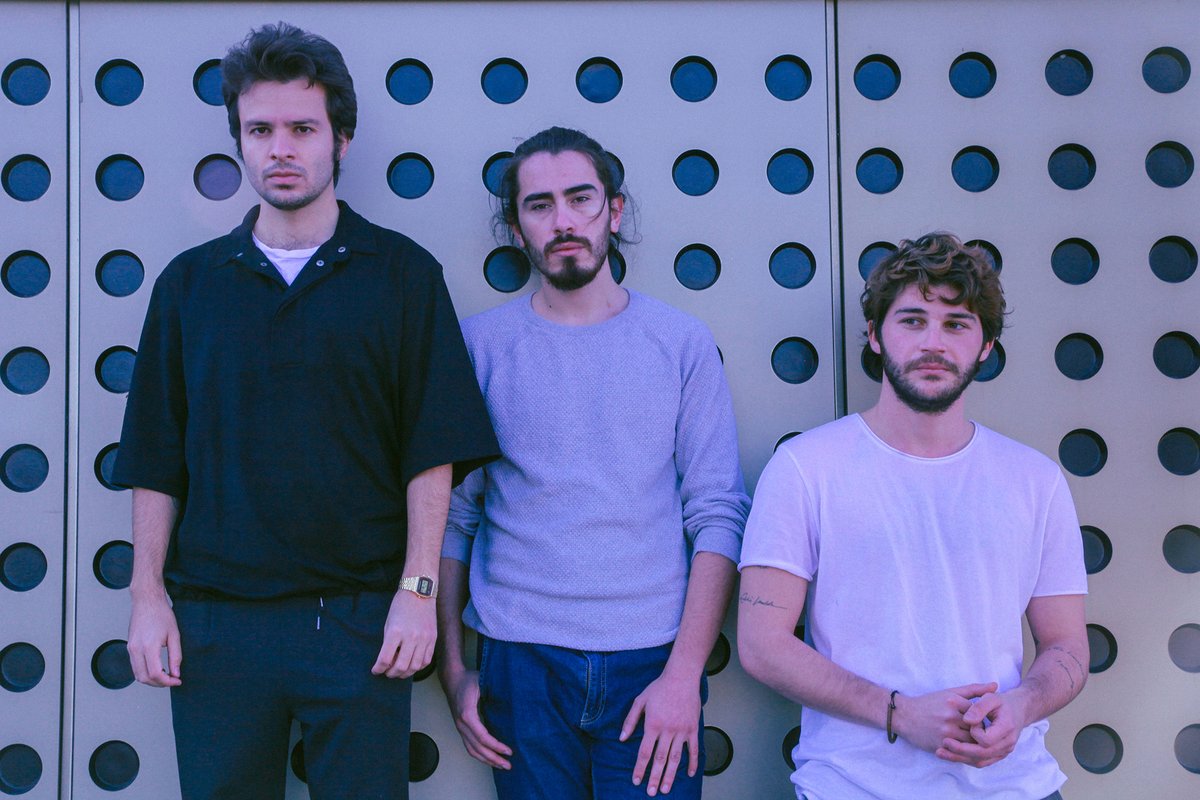 dergyCom's tweet photo. RÖPORTAJ 🎸🎶| Son single’ları “Kal Ki Adeta”yla alkışları toplayan, alternatif rock dünyasının sevilen ekiplerinden Yaşlı Amca: "“Müzik susturuldukça sesi daha gür çıkacak..." @yasli_amca @avrupamuzik

#YaşlıAmca #dergy

https://t.co/xO4xfIHPSM https://t.co/RYdDcMAwQd
