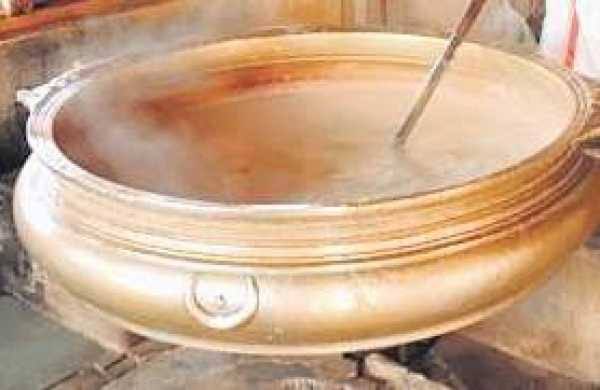 Even today, Palpayasa Nedyam/ Payasam (a sweet pudding prepared of rice and milk), is served here. It is believed that Sri Guruvayoorappan reaches here daily at the time of Palpayasa Nedyam to have it. @vedvyazz  @GampaSD  @IndiaTales7