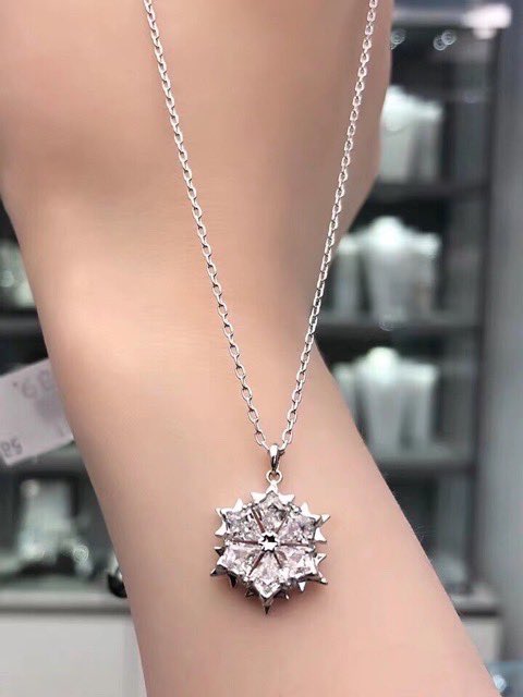 Gift7891's tweet photo. Swarovski snowflake แท้จาก shop สวยมาก ของแท้ 100% ขอดูรูปเพิ่มได้ทุกจุด สวยมากๆค่ะเล่นแสงสุดพลัง ขอขาย 1,900 จาก 3,600 id line kubkyb #ส่งต่อ #ส่งต่อเครื่องประดับ #Swarovski #ของแท้ #ของดีบอกต่อ #ของมันต้องมี https://t.co/yY7B0tOKQT