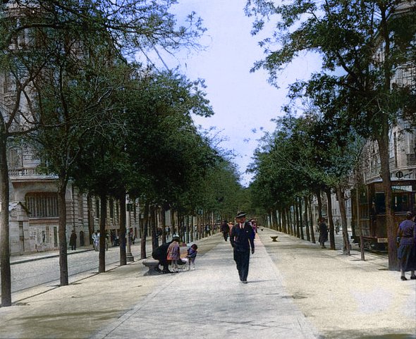 Madrid: Cómo era en los años 30. Cómo luce hoy... ¿Quién quiere un paseo arbolado debajo de su casa tambien llamado bulevar (Carranza), si puede tener una chimenea de ocho carriles con sus horas punta y sus atascos y seguir denominando la zona "los Bulevares"? Claro que si.