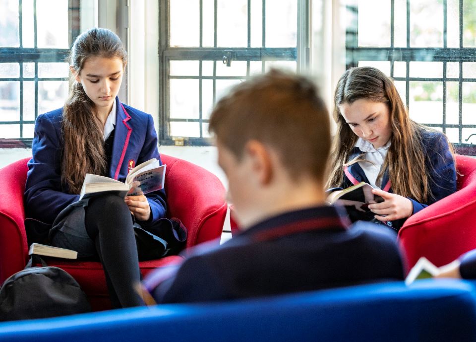 highgate1565's tweet photo. Our new feature on #HighgateatHome's Reading Page is '15-Minute Recommended Reads'. These short features are perfect for dipping in &amp; out of between lessons! According to this article, just 15 mins of bookworm time per day makes us 55% more relaxed. https://t.co/BFsNSquEOF https://t.co/vcmYVYMKMe