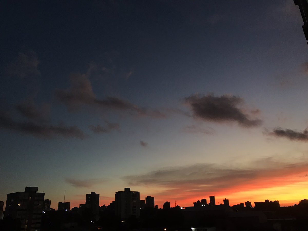diegodevoz's tweet photo. En donde sea que esté no me falles nunca, amanecer. 

(Lo que se ve todos los días en #Maracaibo) https://t.co/GG11rfj94c