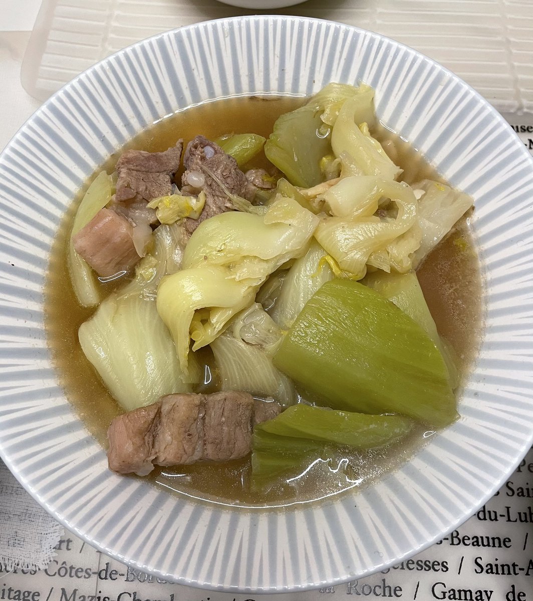 麻辣雞雜，外賣的，香港最大本地雞場（農舍雞農圃雞）出的小食，還有雞肝醬都是很美味的。見到街市大芥菜好靚，買了一個回來燉排骨，有個潮州人教過我，怕大芥菜有苦味，可以放炸過的蒜子，干鑊炒芥菜，中小火，不停翻，炒十來分鐘再放進排骨湯裡煲，放白胡椒味，一點苦味也沒有，反而甜軟。#三爪廚房