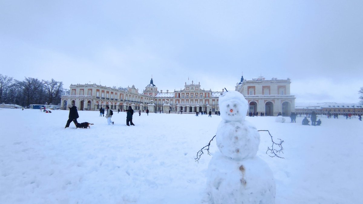 Vamos a poner buena cara al mal tiempo!!😃😃
📸📸María de @aranjuezvisitasguiadas nos envía esta simpática foto del Palacio Real de #Aranjuez... 
Incluso con nieve, la Real Villa es bonita se mire por donde se mire.🚂🍓😊
#trenesturisticos
#trenespatrimoniomundial
