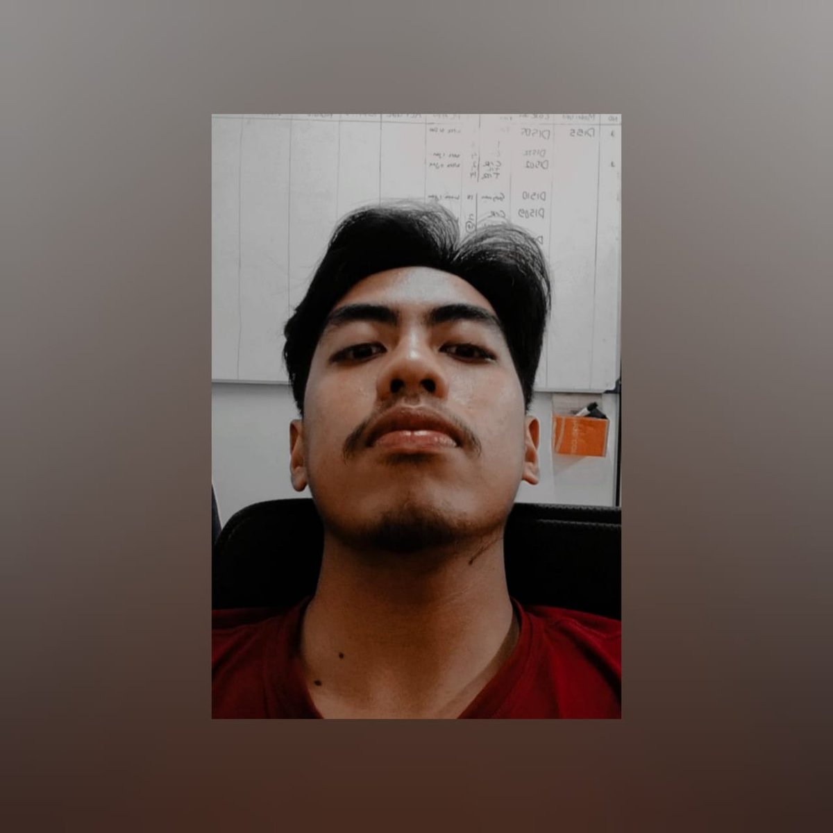 Aku tertawa (heran) kepada orang yang mengejar-ngejar dunia padahal kematian terus mengincarnya 

Salman Alfarisi (586-?)