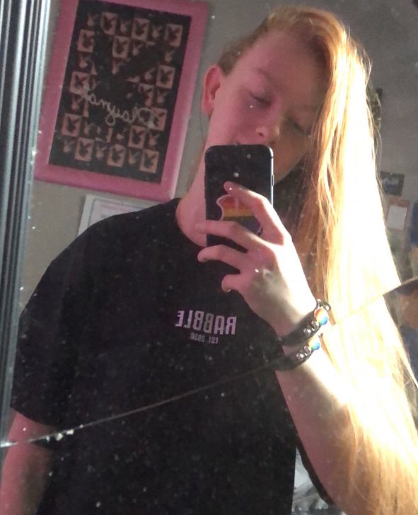 xItzMelG's tweet photo. This is gonna be a little promo for @RabbleEsports 
Rabble is a group of Content creators all in one place like a family! 
Rabble also has Merch; as seen worn by me, which is very comfortable, fits well and definitely worth getting!! Lots more to come! 
#RBLFAM #RabbleESports https://t.co/oqLXmHUtiv