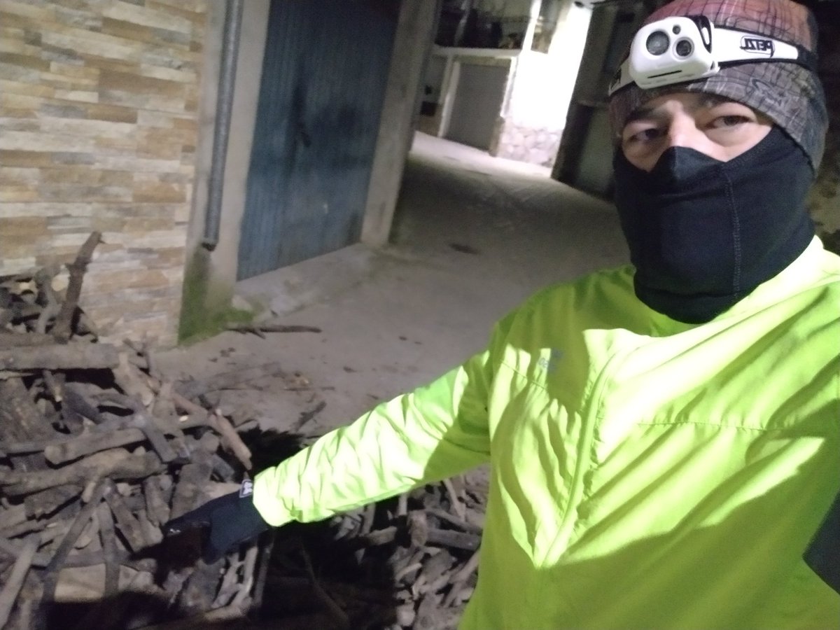 juanmateosm1's tweet photo. Buenos días en mis #caminatasmañaneras ¿Quién dijo frío? Habiendo leña esto se pasa #donpe. Aunque algo de helada ha caido pero naaaaa que no se pase andando 🤪🤪🤪🤪 https://t.co/uc38kn5CWx