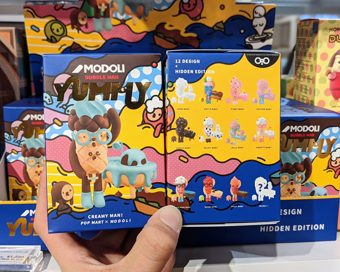 LOFT_SHIBUYA's tweet photo. \可愛くて憎めないヤツ/
👉MODOLI YUMMY
人気トイメーカー #POPMART と
芸術家BBKKとのコラボ商品、
「MODOLI YUMMY」
が店頭に登場!
Banda星から来たMODOLIが、
さまざまなグルメに扮している姿は、
どこか不思議でなんとも可愛い😏✨
◇6階 https://t.co/0dYxYsVfZA