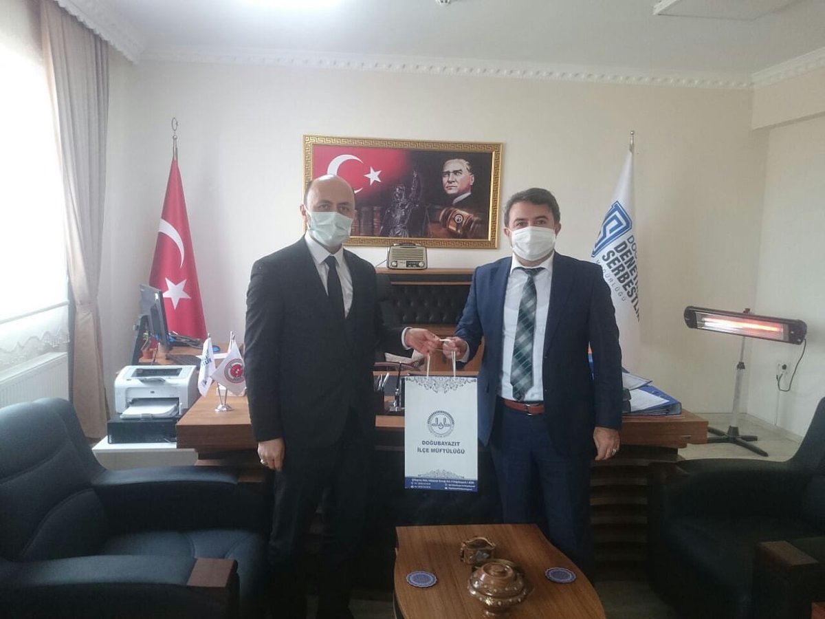 Doğubayazıt Denetimli Serbestlik Müdürü Hakan Ceylan'a İlçe Müftümüz Adem Özdemir ziyarette bulundu. 
İlçe Müftümüz Adem Özdemir  kendilerine Diyanet yayınlarından kitap ve Diyanet takvimi  hediye etti.