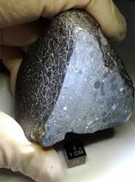 18/ But before we give up on the smaller objects, let’s go even smaller. Is a meteorite (or even an interplanetary dust speck) more complex than a planet? Well, they are still pretty complex. A mixture of minerals. Maybe some random carbon chains & rings in the organic content.