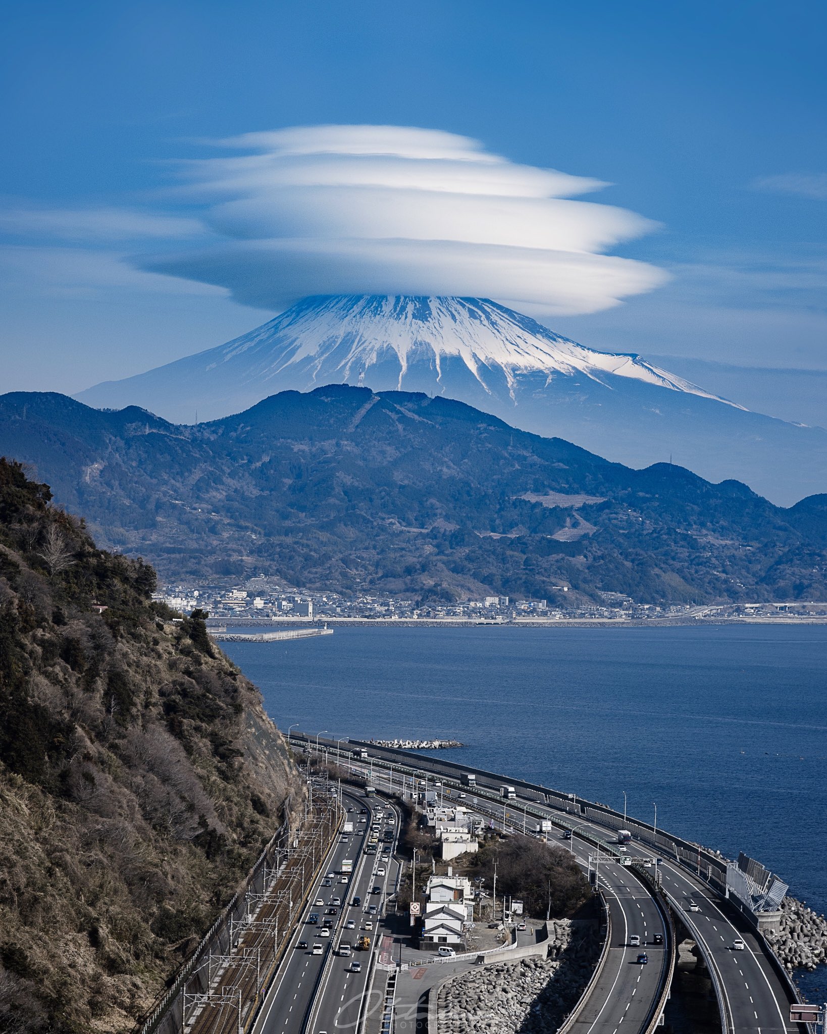 奇跡の1まい 富士山の上に珍しい四段重ねの笠雲現る 二度とないかも 話題の画像プラス 奇跡の1まい 富士山の上に珍しい四段重ねの笠雲現る 二度とないかも 話題の画像プラス
