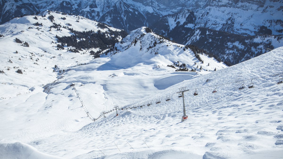 STMediaCH's tweet photo. Steil-Steiler-Schweizer Mauer! Die definitive Herausforderung für anspruchsvolle Skifahrer, die das ganz Besondere suchen! Die #MurSuisse in #Champéry zählt zu den steilsten &amp; buckligsten Pisten der Alpen! 
@valaiswallis @RegDentsDuMidi @PDS_CH
https://t.co/cnLqSafnr3 https://t.co/atrZ6rjMcH