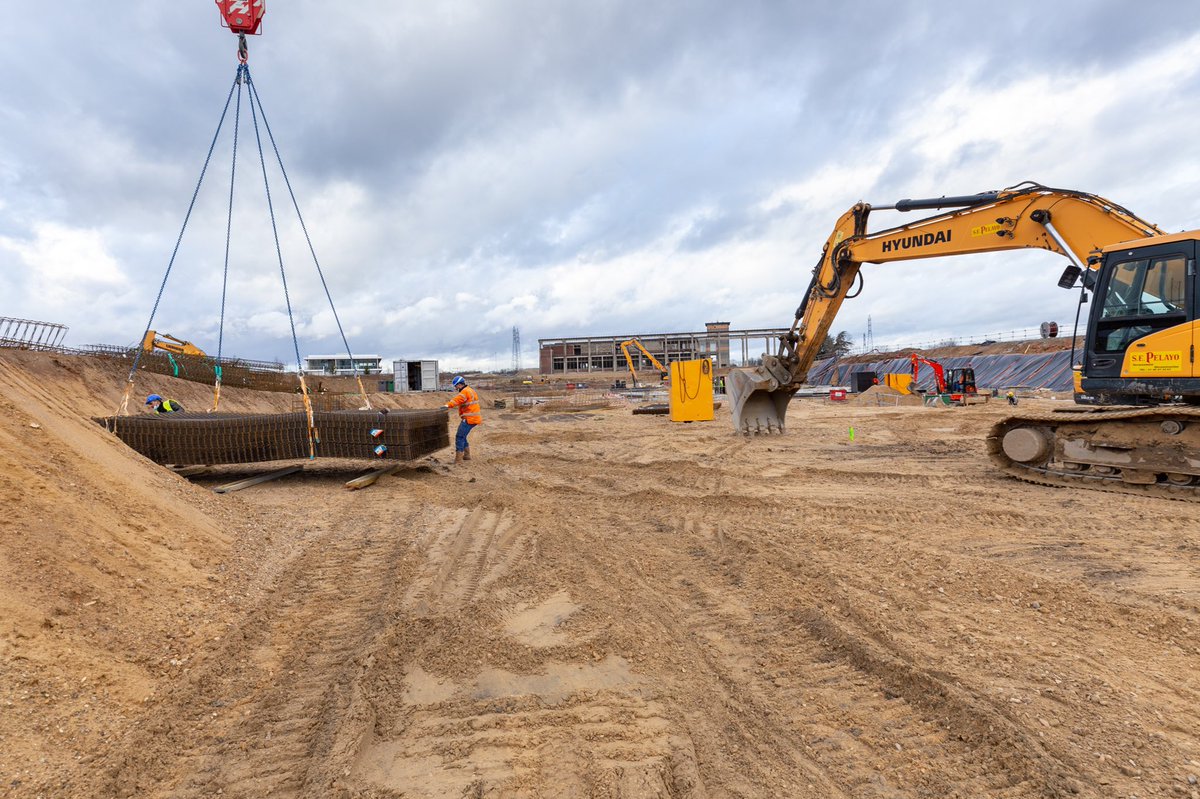 WO2immo's tweet photo. Les terrassements et fondations du campus de bureaux #Arboretum avancent à grande vitesse. Une gestion #bas_carbone des terres : 79 000 m3 de déblais integralement réutilisés sur site pour niveler le parc intérieur. @ParisLaDefense @villedenanterre @hautsdeseinefr https://t.co/FW1GJk3NIU