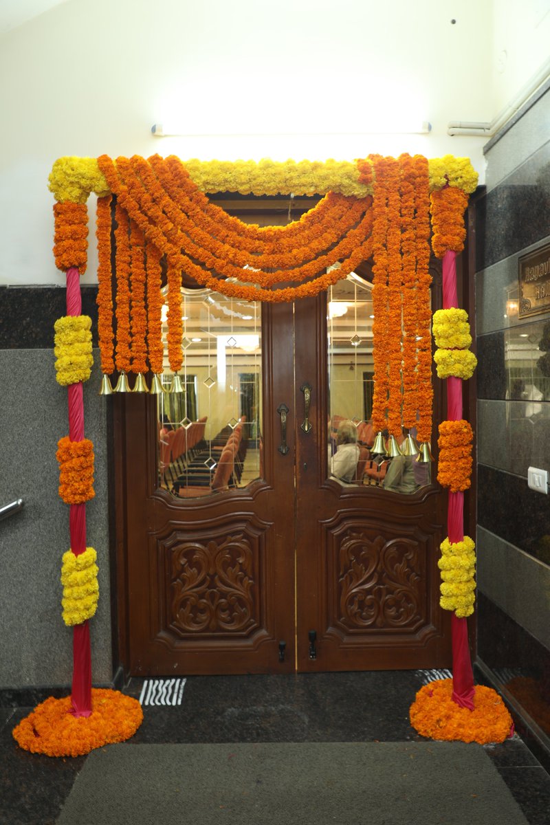 ProductionsLook's tweet image. Grand stage decor, covered with deep red, white and yellow flowers with a notch of pink fabric. A themed setup for the reception look. 

Decors and wedding management by @stagelookproductions

Contact@9804747377 to get your special days booked by us.