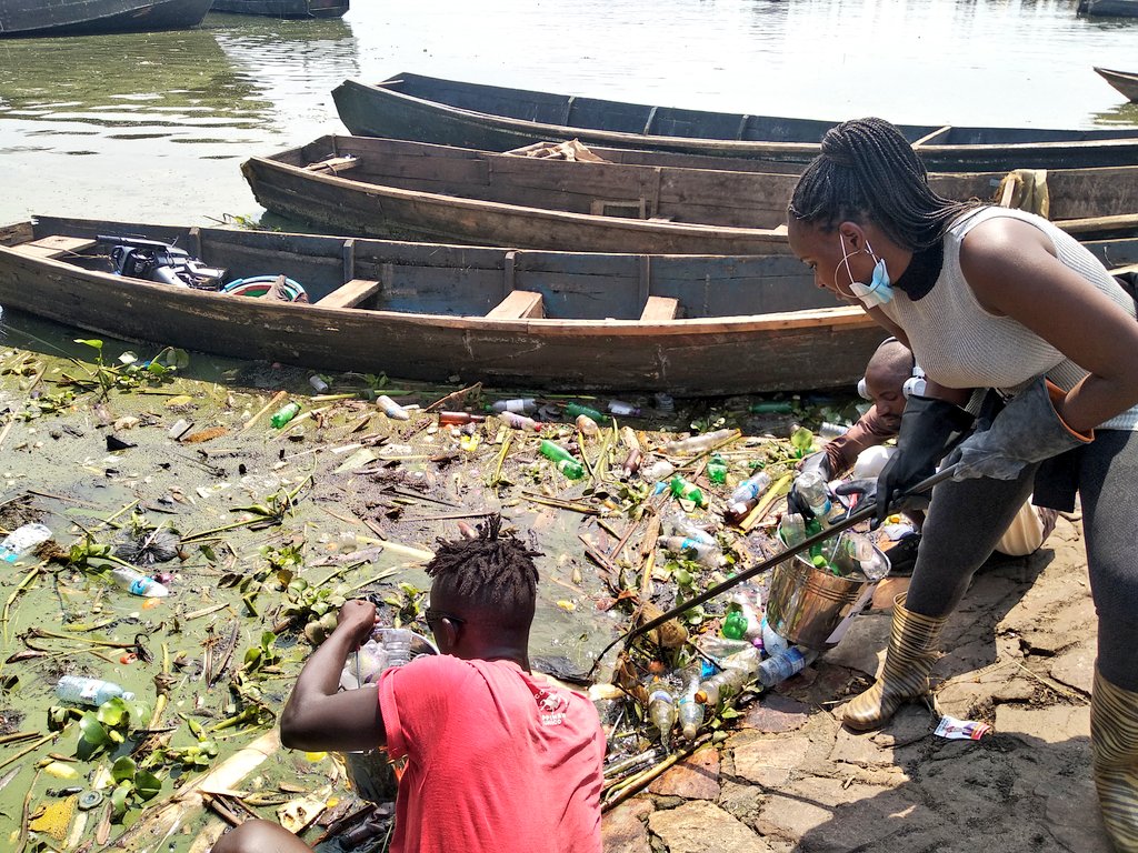 NakabuyeHildaF's tweet photo. Its been three months since we last had a #LakeShoreCleanUp on Lake Victoria because we didn't have "Permission".
Its been a year😜 (September 2020 to January 2021) of moving up and down for Permission and signatures from 12 offices😡.
We've finally got it and here we are. https://t.co/pIZyLyTnR1