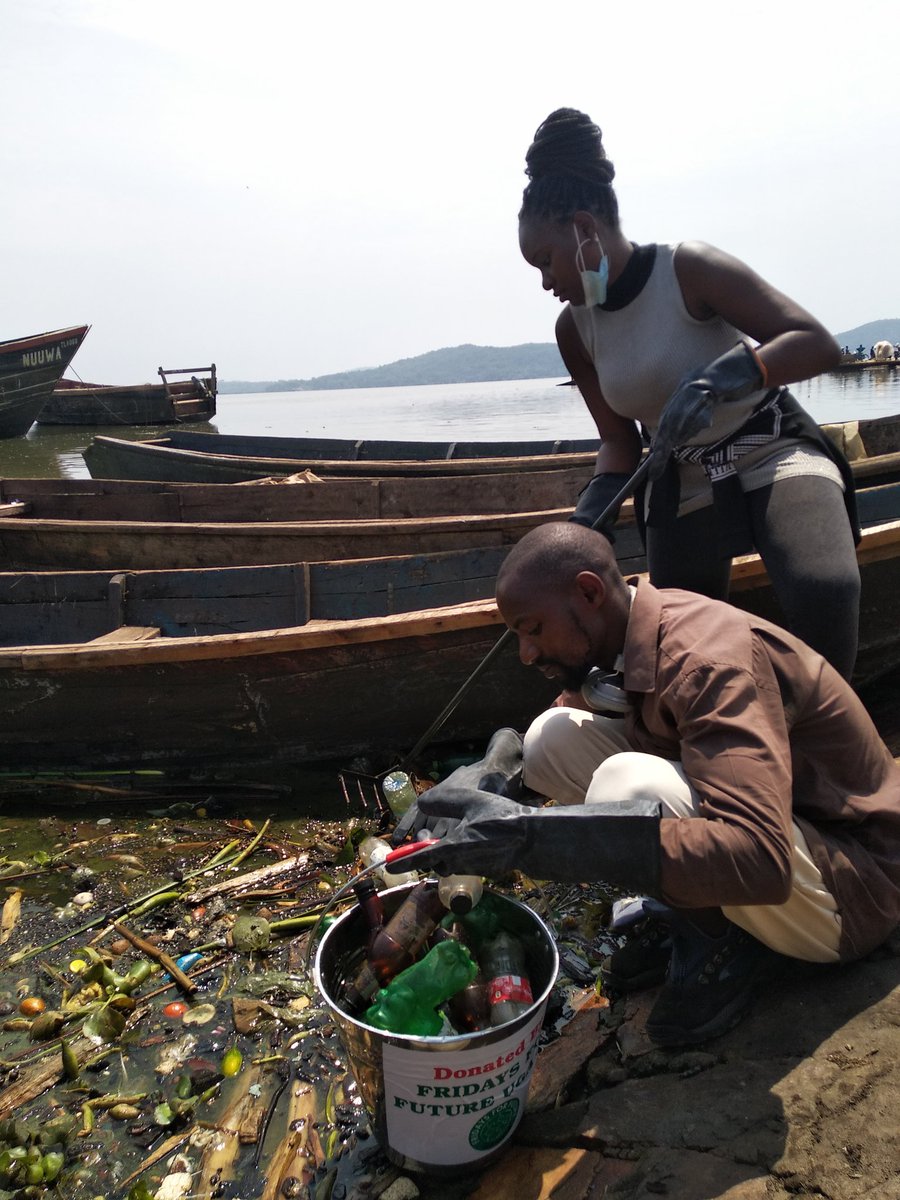 NakabuyeHildaF's tweet photo. Its been three months since we last had a #LakeShoreCleanUp on Lake Victoria because we didn't have "Permission".
Its been a year😜 (September 2020 to January 2021) of moving up and down for Permission and signatures from 12 offices😡.
We've finally got it and here we are. https://t.co/pIZyLyTnR1
