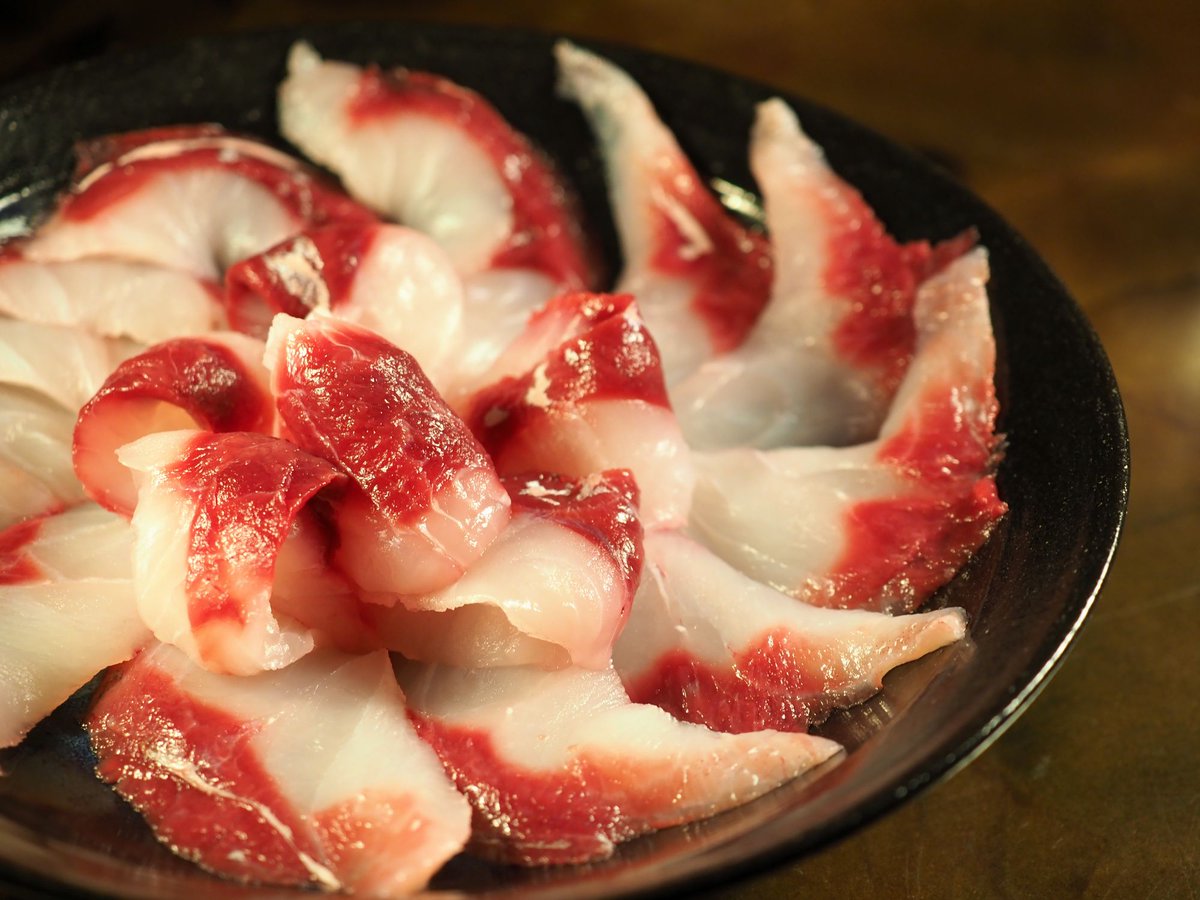 雨傘屋 Auf Twitter 昨晩立ち寄ったスーパーでどでかいボラの半身が売ってたんよ 綺麗なもんだったんで 刺身にしたけどおいちかった 独特の歯ごたえは他の魚では感じられないものだし 沖のやつだから臭みなんて全然無い 霜降りにして酢味噌で食べても美味しい