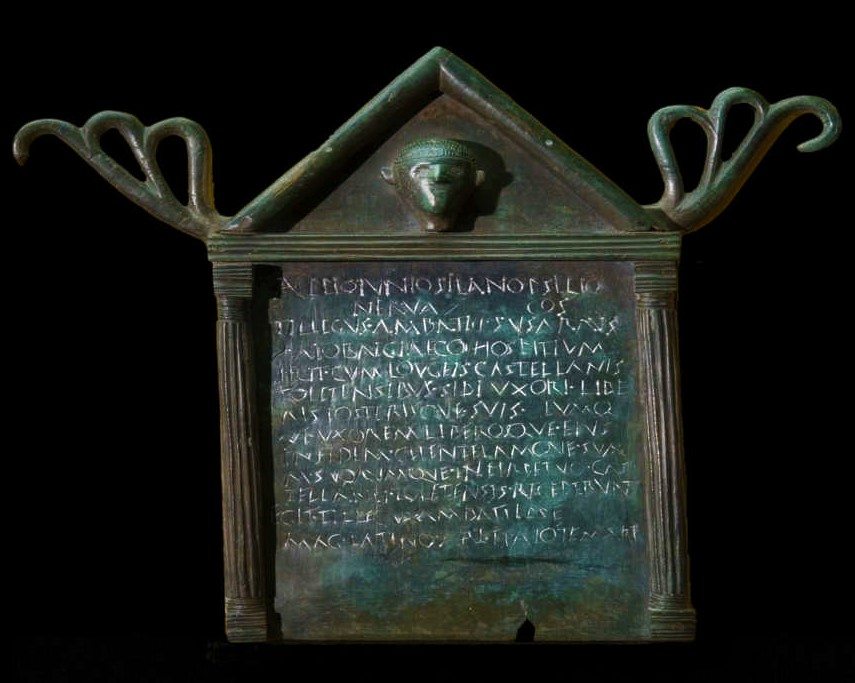 These hospitality arrangements were an old tradition of the Iron Age peoples in the north of the Iberian Peninsula. The Romans took advantage of them in their diplomatic relations with them. This is another example of Gallaecia, the Tabula do Courel.  #HillfortsWednesday