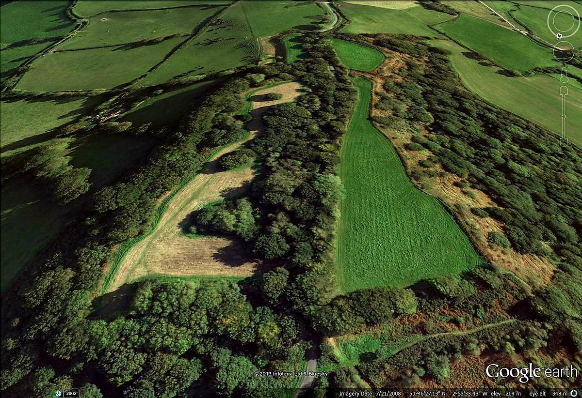 Coney's Castle near the wonderfully named  #WhitchurchCanonicorum is a multivallate hillfort comprising 2 enclosures Today it lies in the  @DorsetAONB and is looked after by  @nationaltrust© Google Maps / Infoterra Ltd  @HenryRothwell  https://www.digitaldigging.net/coneys-castle-hill-fort-dorset/  #HillfortsWednesday