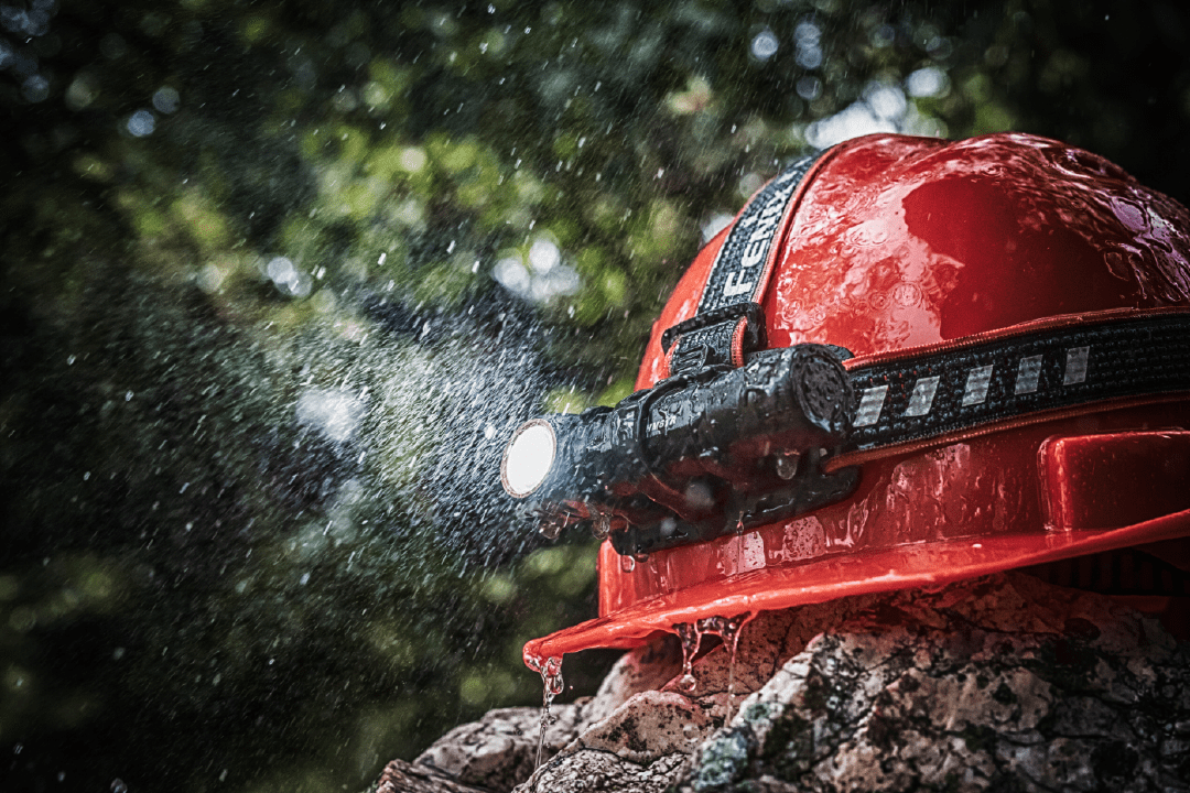 FenixProducts's tweet photo. A good headlamp is designed to work more efficiently, no matter where, no matter what the environment.#fenix #fenixlight #HM61R https://t.co/VaFfZUUPww