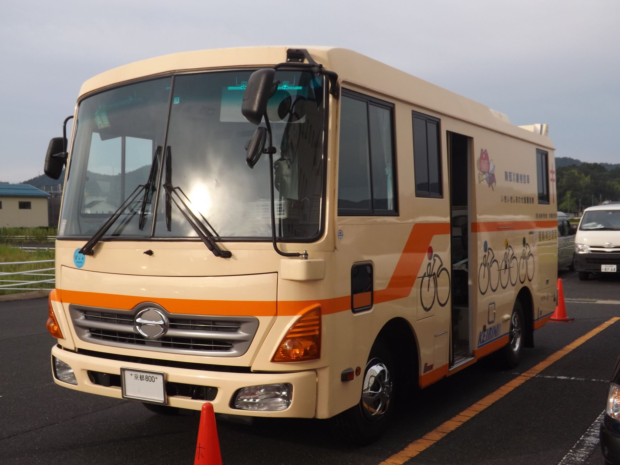 しばとら なんでも屋 先程の尾張車体にはワイドボディがあり 当然トヨタテクノクラフトにもtbｰ10型無き後もワイド車の発注があったのではと思いますが ガラスなど一から作るとコストがかかる為中型ワイドより幅の広いパーツを探すとエアロタウンが丁度