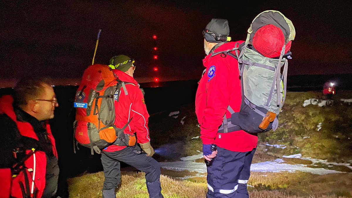 2/3> Phonefind determined his location was between Heyden Head and Black Hill summit - Given an air temperature of -3 and reports from the casualty that he is unable to walk due to very cold feet, a hasty party was deployed to the casualty shortly followed by a stretcher party