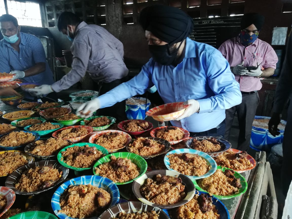 BarclayWolo's tweet photo. @upjit_jeety many thanks to Mr. Jeety for feeding the prisoner at the Monrovia central prison compound., commonly known as South beach 1,400 of hot cooked plates of food + juices. @EOIIvoryCoast @MEAIndia @DrSJaishankar @PMOIndia @harshvshringla https://t.co/QOjLxYEYCG