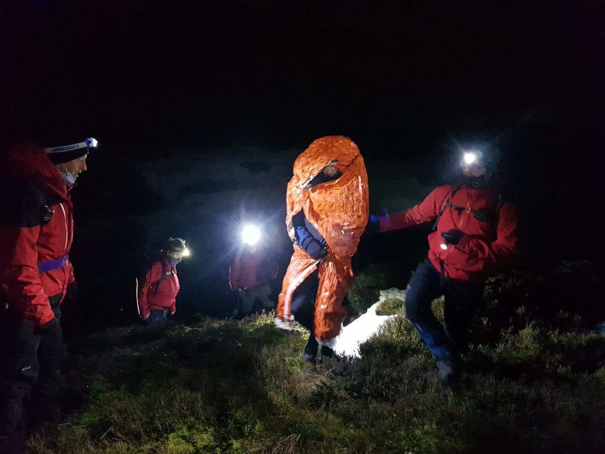 3/3> Once located, the casualty was placed inside a Blizzard Bag and given food which he responded well to.We were able to walk the casualty back to Holme Moss summit carpark where he was checked over before being given a lift home by one of the team. #WoodheadMRT  #volunteers