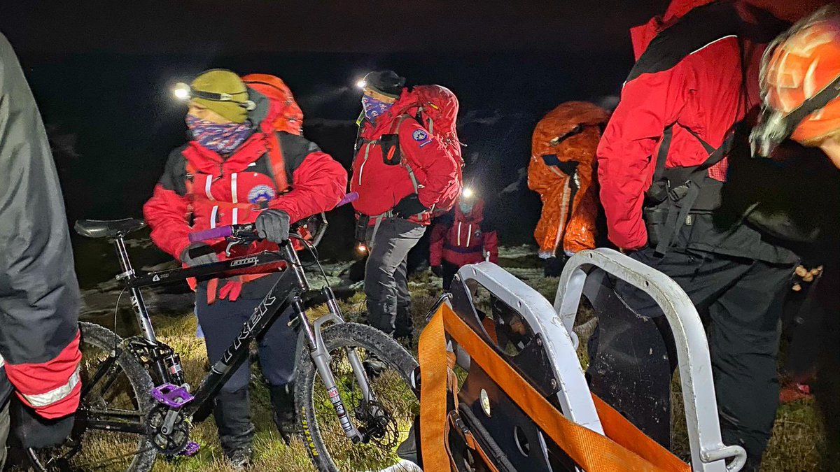 3/3> Once located, the casualty was placed inside a Blizzard Bag and given food which he responded well to.We were able to walk the casualty back to Holme Moss summit carpark where he was checked over before being given a lift home by one of the team. #WoodheadMRT  #volunteers