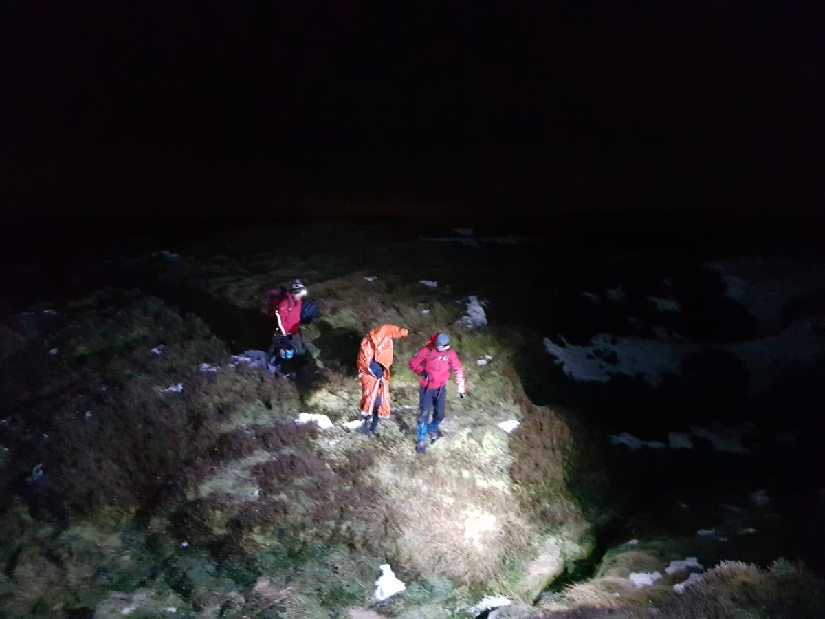 3/3> Once located, the casualty was placed inside a Blizzard Bag and given food which he responded well to.We were able to walk the casualty back to Holme Moss summit carpark where he was checked over before being given a lift home by one of the team. #WoodheadMRT  #volunteers