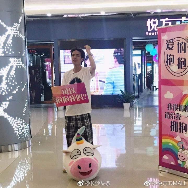 When he gave free hugs... #WangYibo  #YIBO  #王一博  #왕이보  #อี้ป๋อ