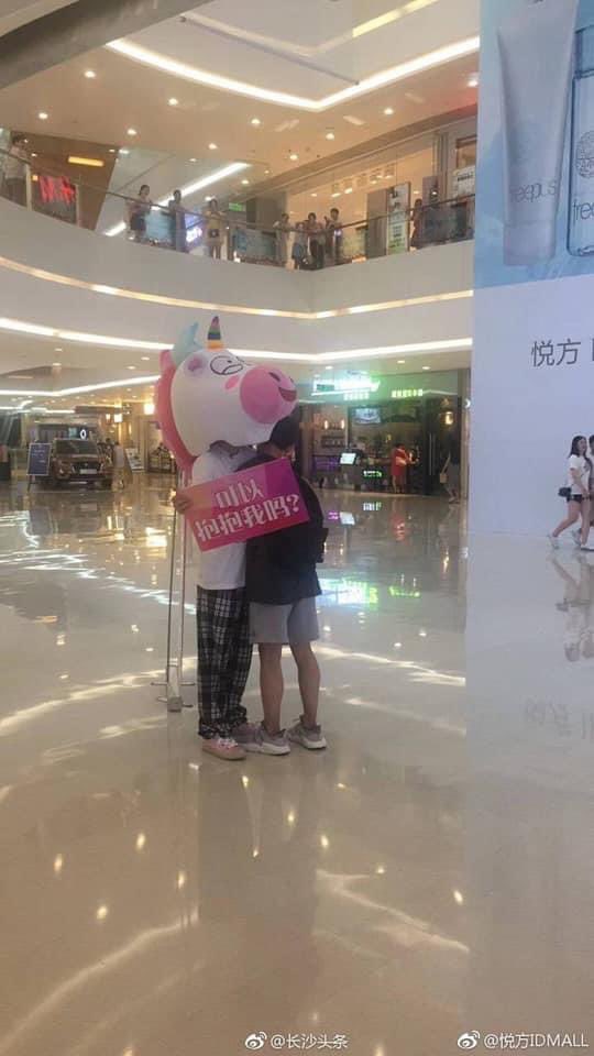 When he gave free hugs... #WangYibo  #YIBO  #王一博  #왕이보  #อี้ป๋อ