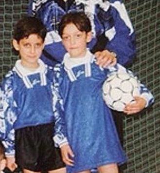 During his childhood he played for different teams in Gelsenkirchen, his hometown. In 2005 he joined the lower categories of Schalke 04. In his first season in the youth team, with just 16 years old, he won the Bundesliga under 19, scoring 14 goals.