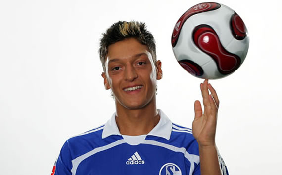 On August 2006, after making his first team debut in a game against Eintracht Frankfurt, he was described as the "next big thing" by the media.However, soon after rejecting an €1.5 million yearly salary offer he eventually fell out with the club and moved.