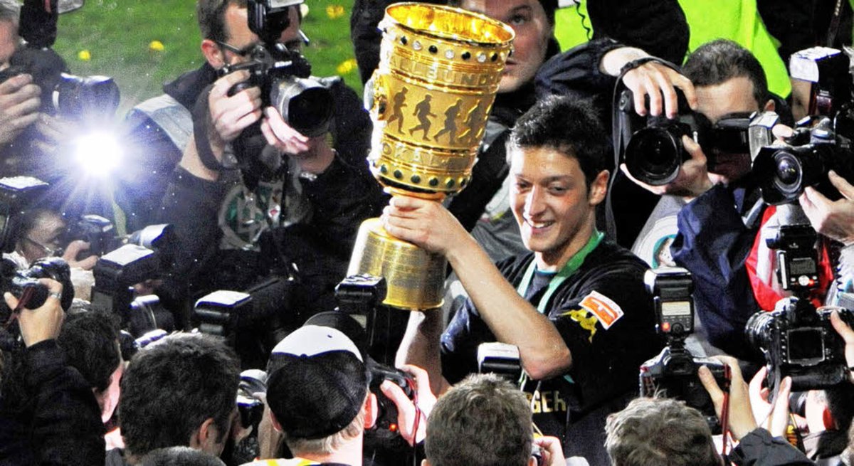 Although Bremen didn't do well in the 08/09 Bundesliga season, Özil managed to make a significant impact in most of the games scoring 5 goals and providing 23 assists. He also ended the season in a high as they beat Leverkusen in the DFB-Pokal final scoring the winning goal.