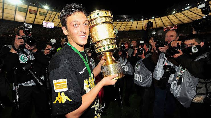 Although Bremen didn't do well in the 08/09 Bundesliga season, Özil managed to make a significant impact in most of the games scoring 5 goals and providing 23 assists. He also ended the season in a high as they beat Leverkusen in the DFB-Pokal final scoring the winning goal.