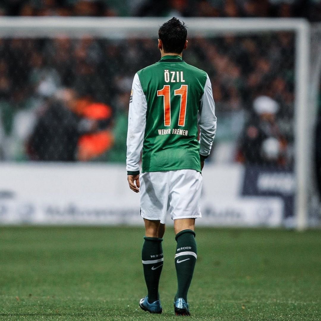 In the 09/10 season, Özil became Bremen's key playmaker. He went on and led Werder Bremen to become third in the league and again to the cup final.Özil scored 10 goals and was top assists provider in the league with 16, 29 across all competitions in just 46 appearances.