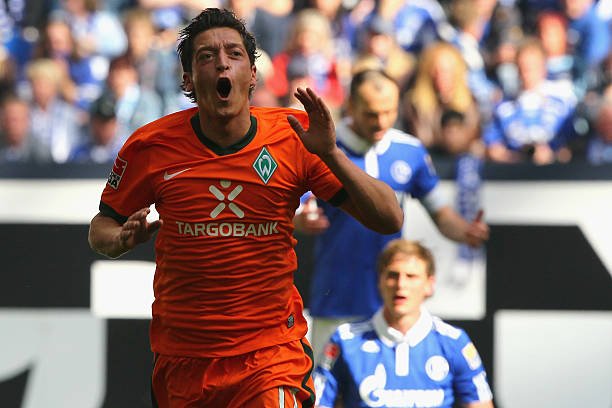 In the 09/10 season, Özil became Bremen's key playmaker. He went on and led Werder Bremen to become third in the league and again to the cup final.Özil scored 10 goals and was top assists provider in the league with 16, 29 across all competitions in just 46 appearances.