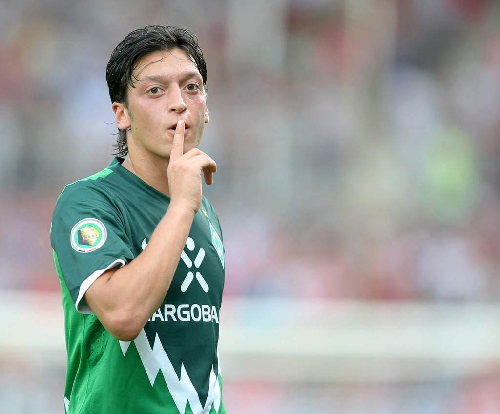 Özil leaves Wender Bremen with astonishing numbers. In just two and a half seasons for the club, the german registered 54 assists and 16 goals in 108 games.70 goal contributions in just 8.512 minutes played, an average of 0.77 goal contributions x 90', not bad for a 21yo.