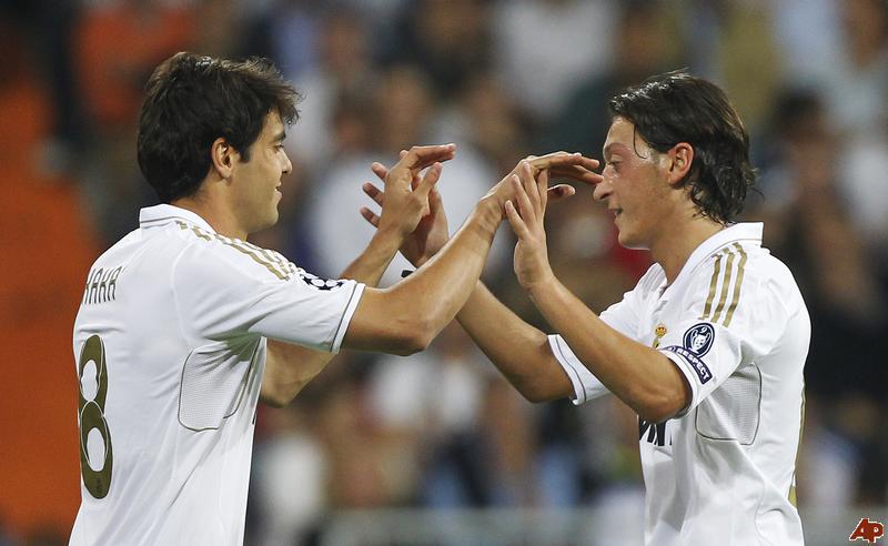 He started the season wearing the number 23. Özil was brought in as a back up for Kaká, but due to his teammate's injury, Özil got a starting role. In his first 2 games as a starter at the Bernabéu he walked off the pitch as a second half substitute with standing ovations.