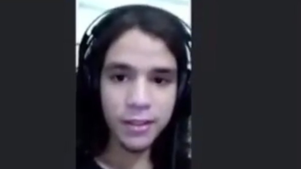 dayacomic's tweet photo. essa é a cara do pedofilo que anda molestando a irmã de 5 anos 
pedofilia é crime, espalhem a foto desse homem
ele precisa ser preso
mas infelizmente a internet so quer ficar falando de história sobre traição e vida de famoso https://t.co/SjiK0tvoYQ