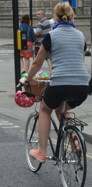 I reckon there'd be a pretty big Venn diagram overlap between people who ride bikes in this manner & those who choose to walk around with their masks sitting well under their noses. #nosebreathers https://t.co/Jl9IM5eaRe