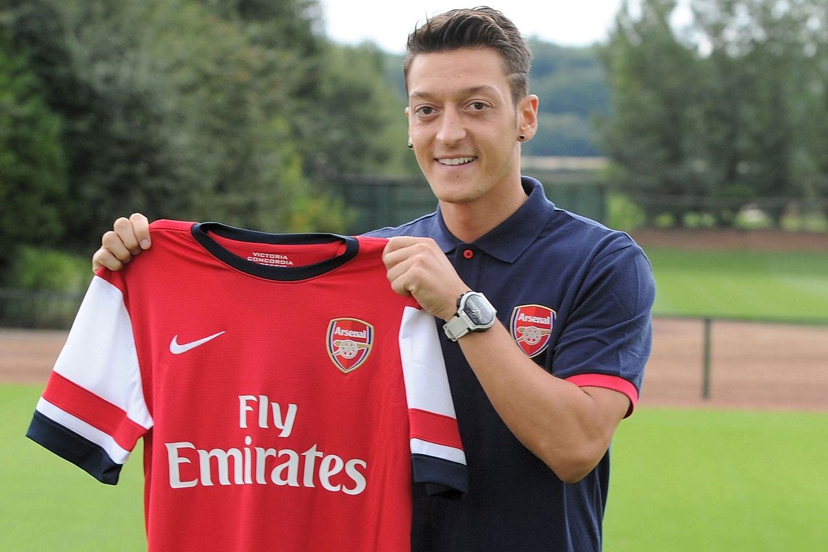 On September 2013, on Deadline Day, it was announced that Arsenal would be getting the 25 years old world class German International for €47m.The transfer made him the most expensive German football player and Arsenal's record signing. Özil was assigned the number 11 shirt.
