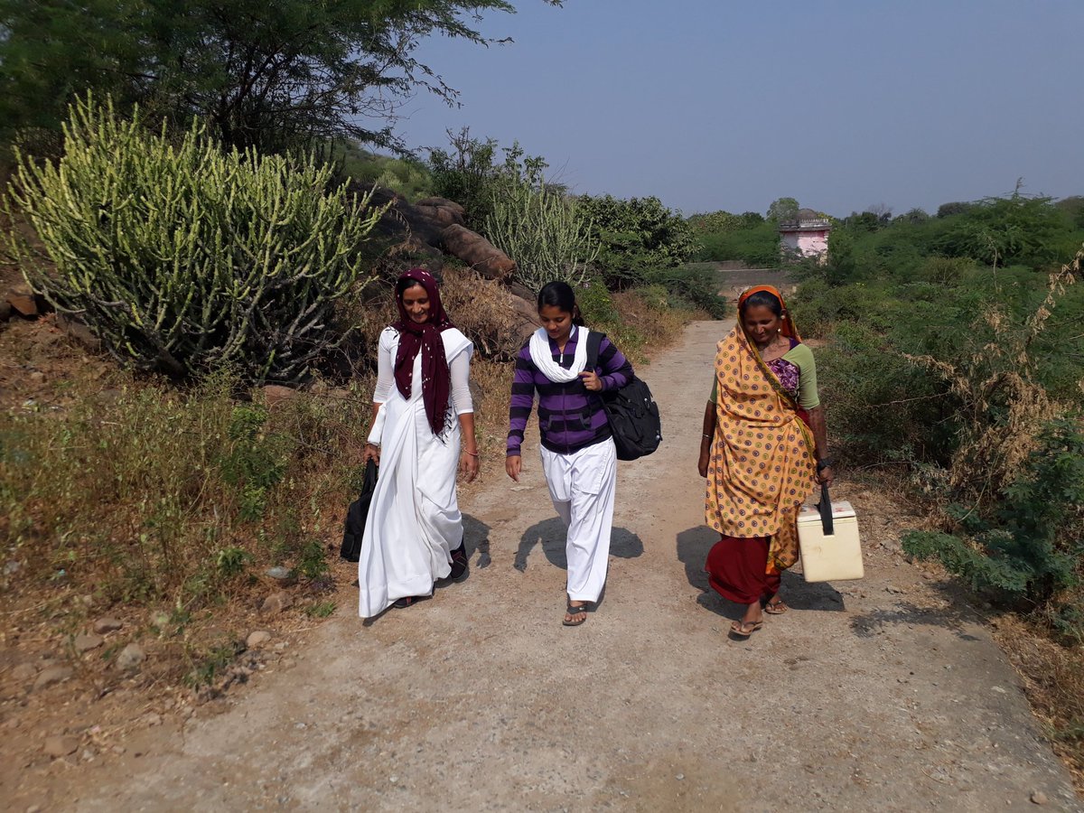 જ્યાં વાહન પણ ન જઈ શકે તેવા અગોચર નેસ વિસ્તારોમાં  આરોગ્યલક્ષી સેવાઓ આપતા કર્મનિષ્ઠ કર્મચારીઓ.
#गुजरात_आरोग्य_महासंघ_ग्रेडपे_लडत