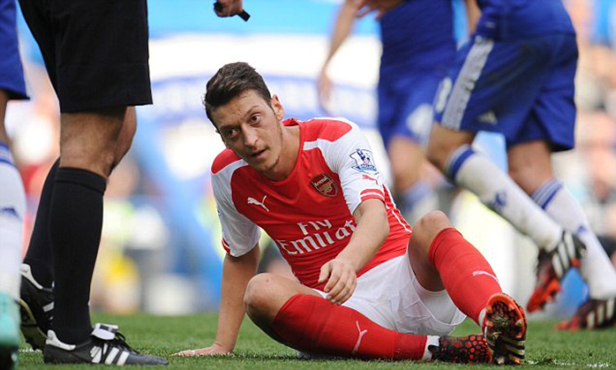Özil returned to club training for the 14/15 season mid August after his participation in the World Cup. He made his first appearance of the season against Everton in a 2-2 draw.On October, it was reported that Özil would be out for 10/12 weeks with a left knee injury.